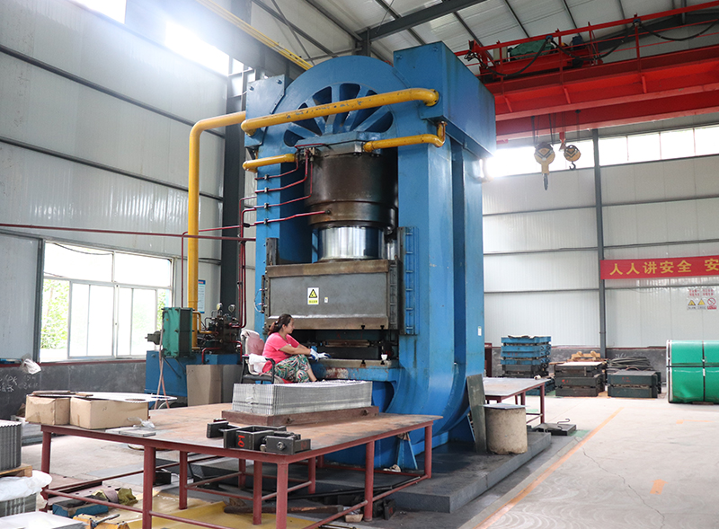 12000萬噸壓機(jī)