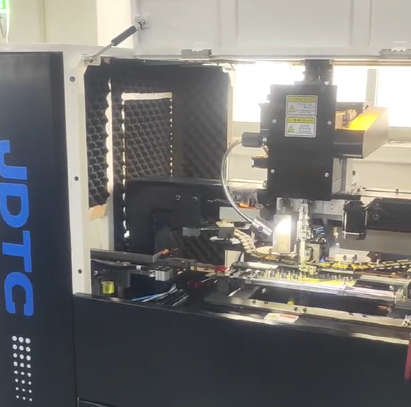 智能插件機(jī)：電子制造效率革命的智能引擎